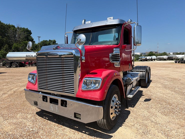 2016-freightliner-122sd-image-1