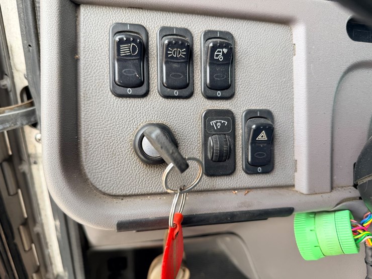 2013-peterbilt-388-image-60