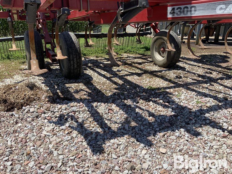 case-ih-4300-image-15