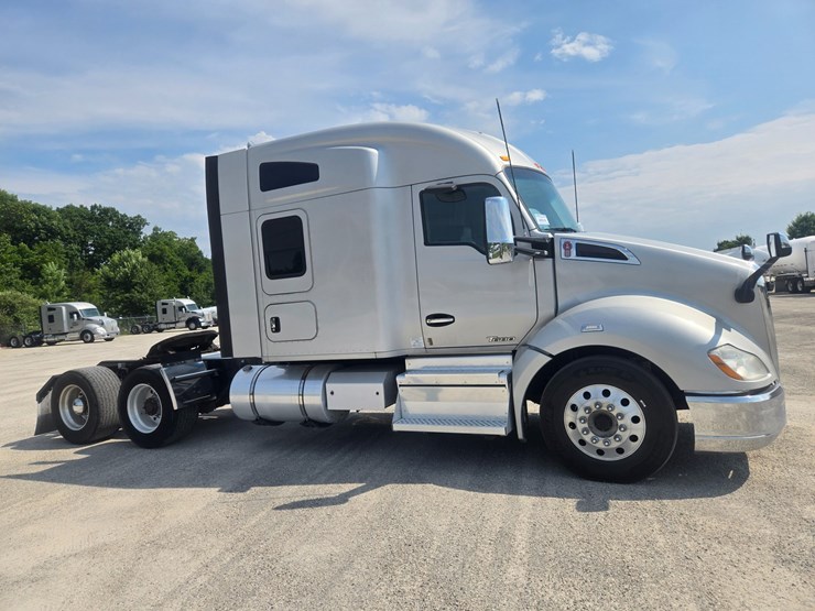 2018-kenworth-t680-image-22