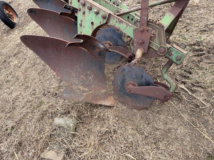 john-deere-three-bottom-three-point-plow-image-9