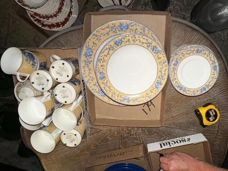 english-toile-porcelain-dishes-image-1