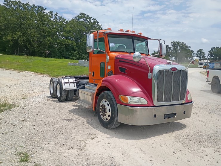 2012-peterbilt-384-image-13