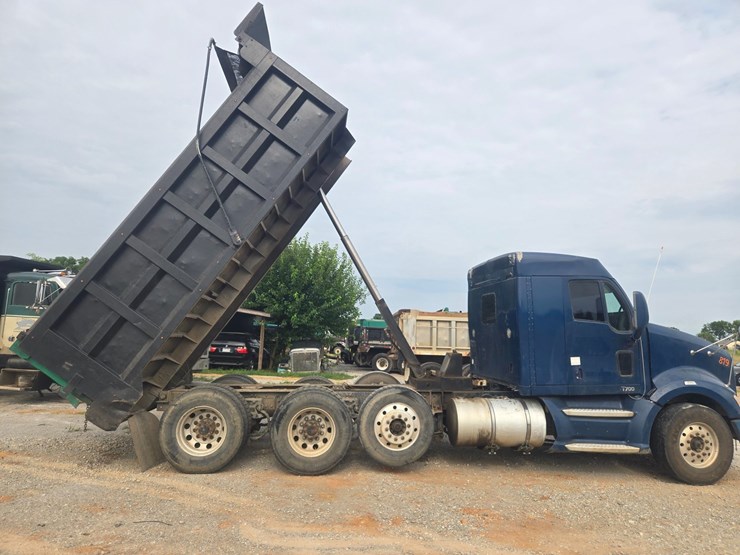 2011-kenworth-t700-image-23