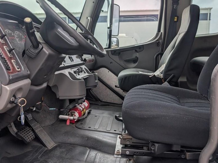 2012-freightliner-m2-stakebed-truck-image-20