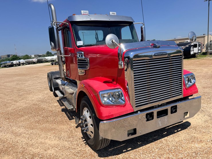 2016-freightliner-122sd-image-21