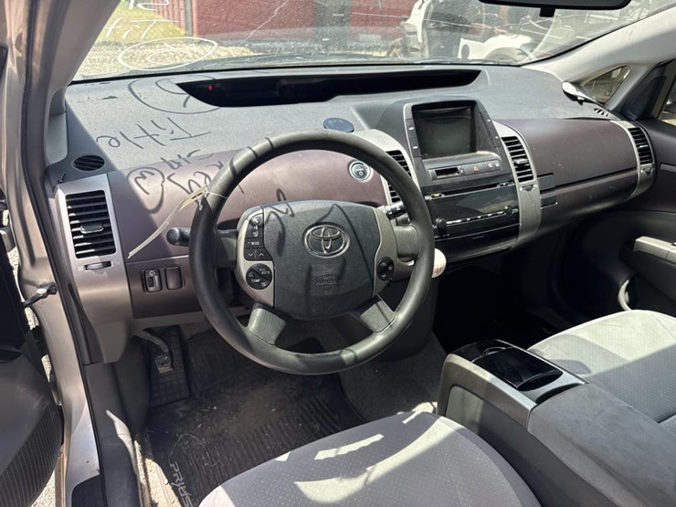 #64-•-2005-toyota-prius-image-11