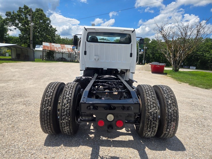 2018-freightliner-m2-106-image-10