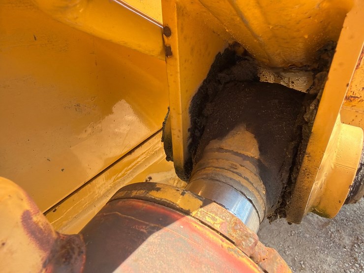 2000-deere-710d-image-73