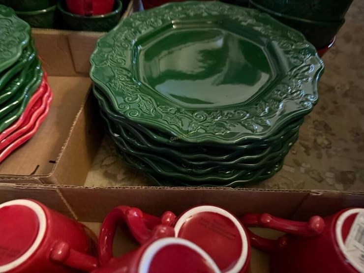 large-set-of-xmas-dishes-image-3