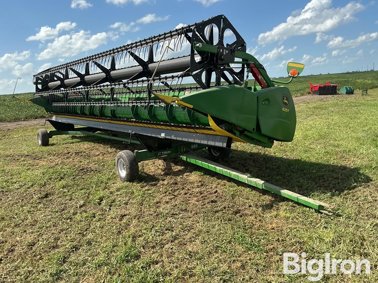2020-john-deere-625f-image-1