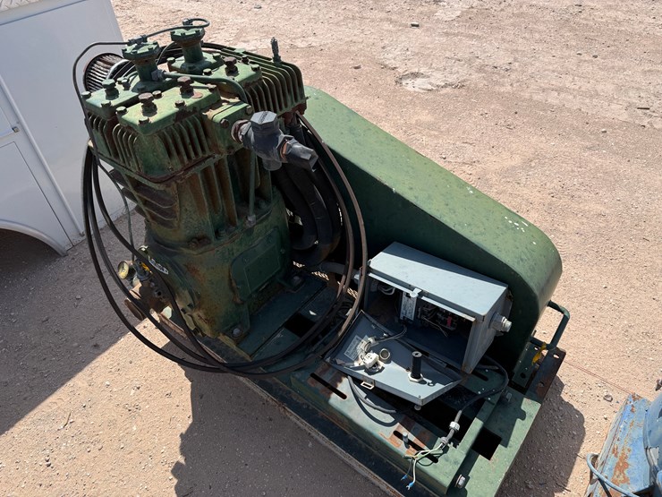 qunicy-model-390,-69.2-cfm-/-200-psi-industrial-air-compressor-mtd-on-skid-image-2