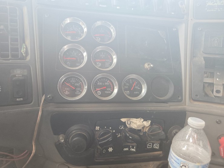 2011-kenworth-t700-image-71