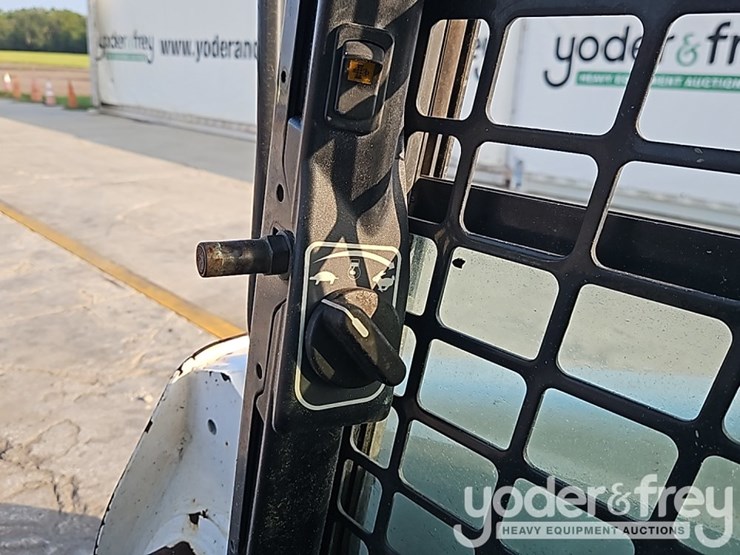 2015-bobcat-t750-image-32