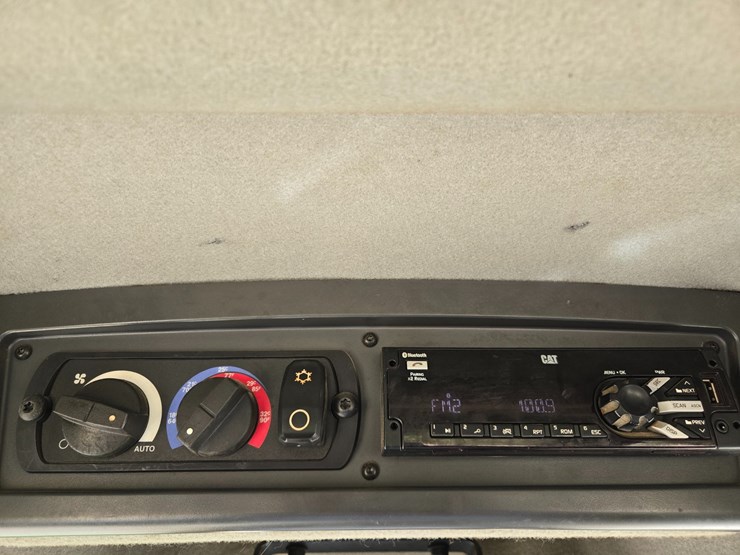 2019-caterpillar-d6-image-42