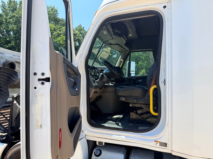2016-freightliner-cascadia-125-image-87