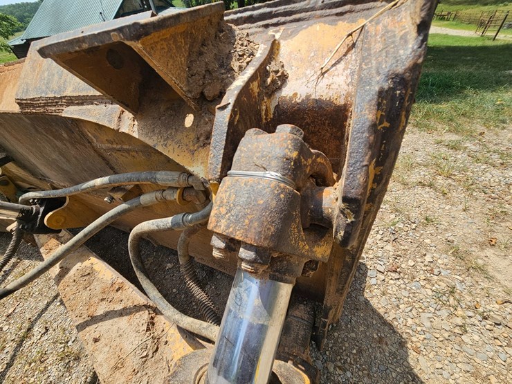 2019-caterpillar-d6-image-105