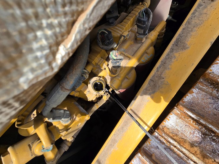 2019-caterpillar-d6-image-22