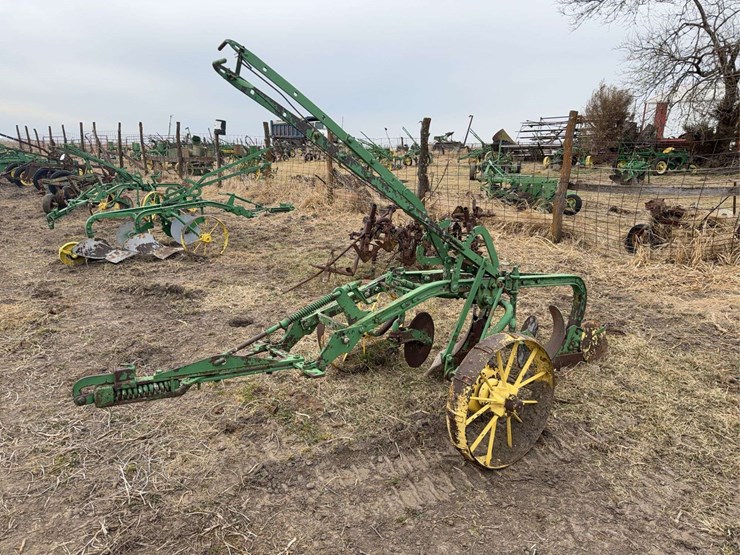 john-deere-pull-type-two-bottom-plow-image-3