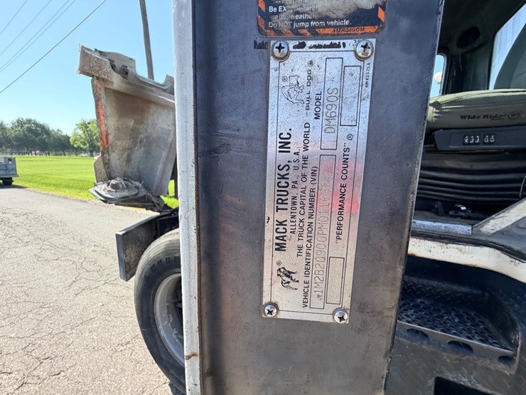 1993-mack-dm690s-image-106