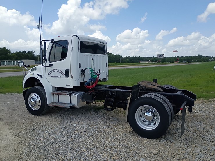 2008-freightliner-m2-106-image-4