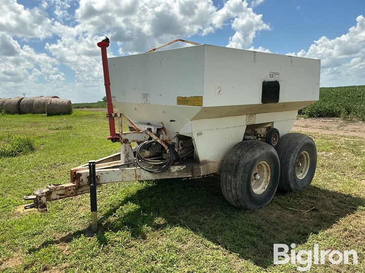 jt-pull-type-dry-fertilizer-spreader-image-1