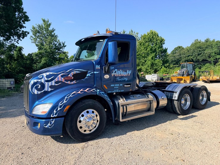 2021-peterbilt-579-image-3