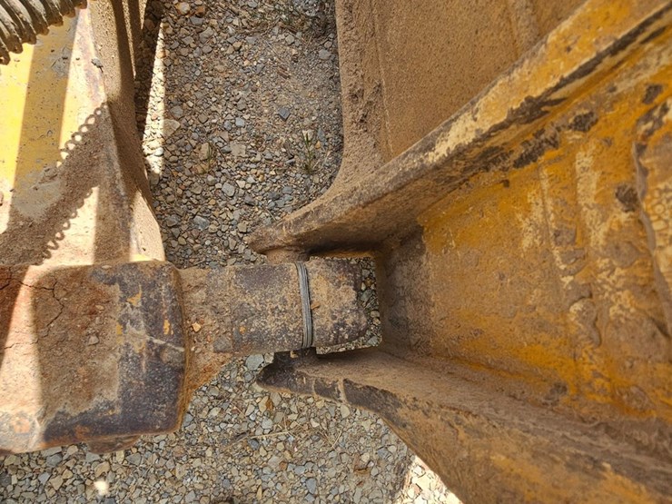 2019-caterpillar-d6-image-107