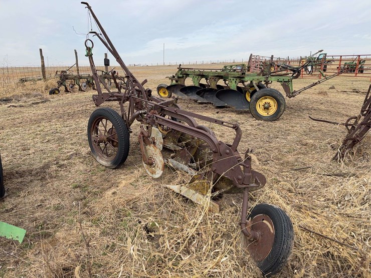 john-deere-pull-type-three-bottom-plow-image-4