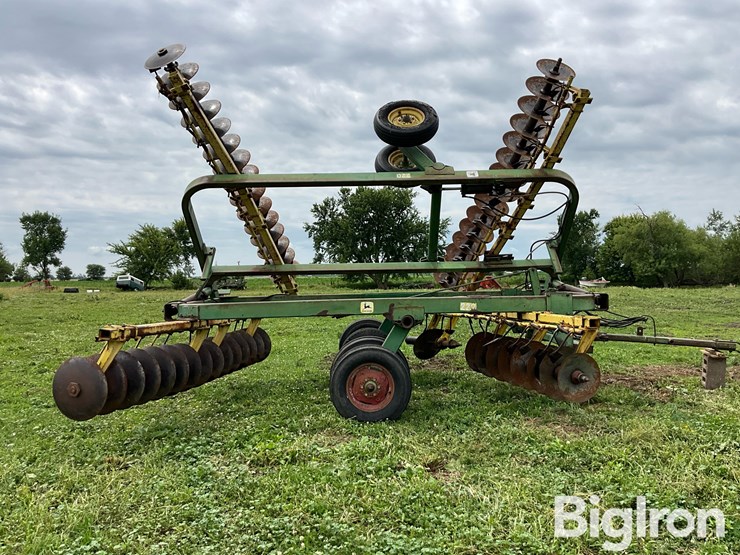 john-deere-220-image-4