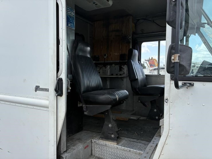 2008-workhorse-w62-image-16