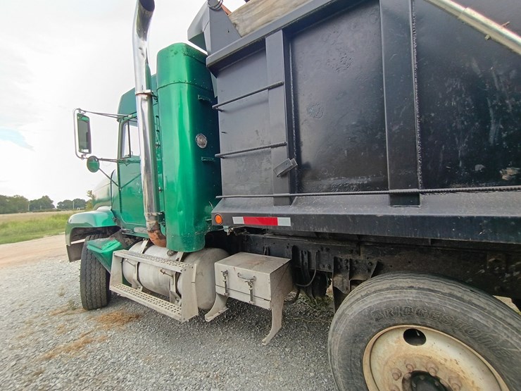 1995-freightliner-fld120-image-3