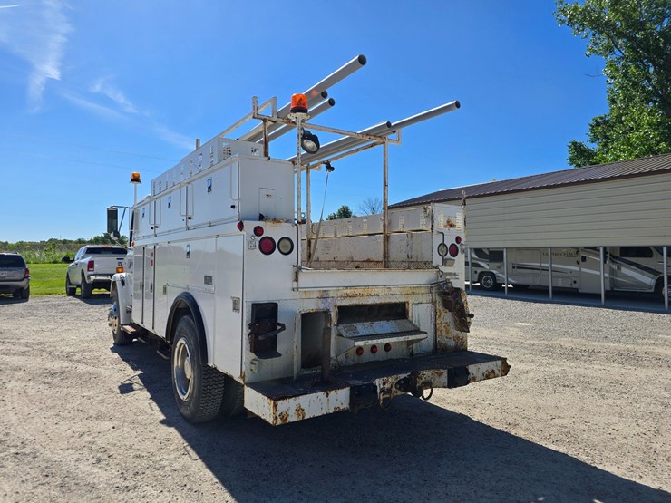 2001-freightliner-fl70-image-12