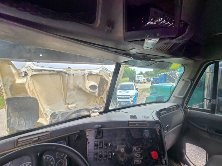 2009-freightliner-columbia-120-image-48