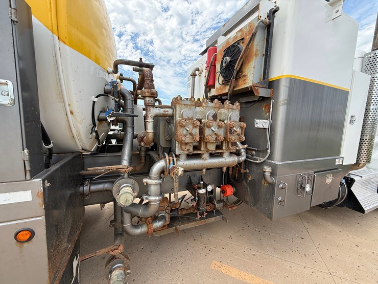 2017-kenworth-t880-image-17