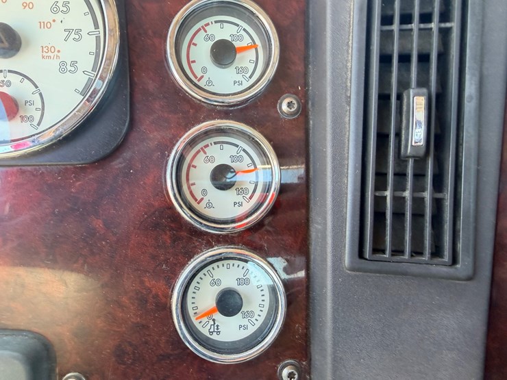 2016-freightliner-122sd-image-105