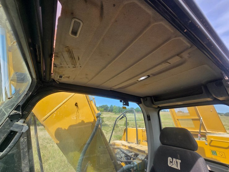 2019-caterpillar-320-image-48