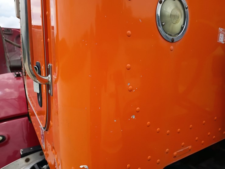 2012-peterbilt-384-image-113