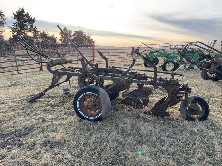 john-deere-pull-type-three-bottom-plow-image-6