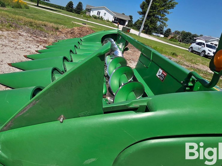 2010-john-deere-608c-image-11