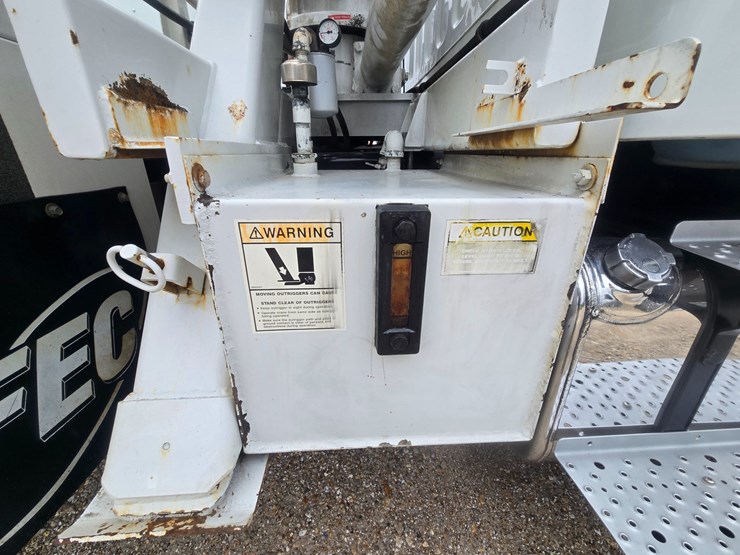2010-freightliner-m2-106-image-96