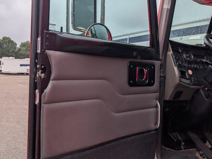 2010-peterbilt-335-image-27