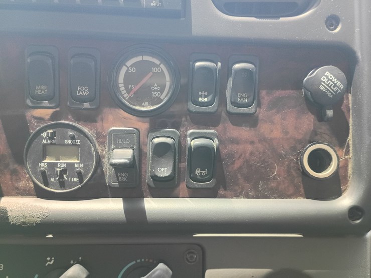 2008-freightliner-m2-106-image-48