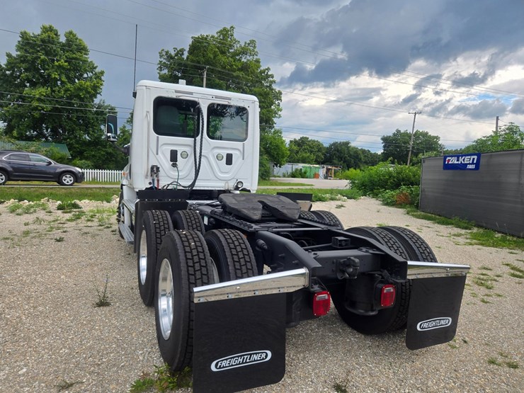 2012-freightliner-cascadia-113-image-10