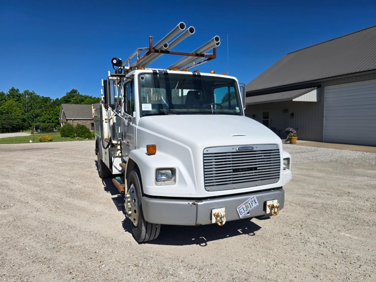2001-freightliner-fl70-image-28