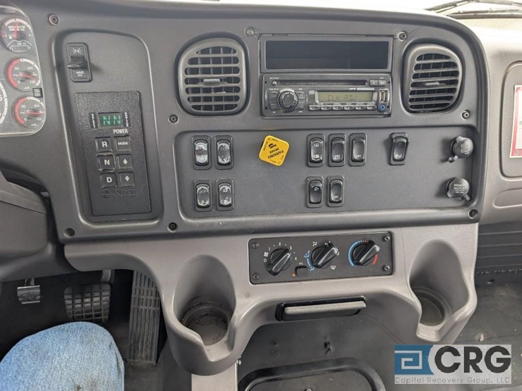 2011-freightliner-m2-stakebed-truck-image-20