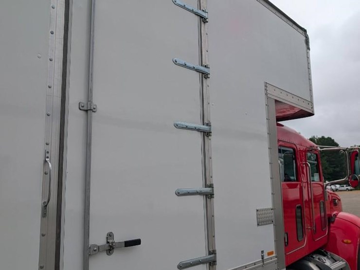 2010-peterbilt-335-image-19