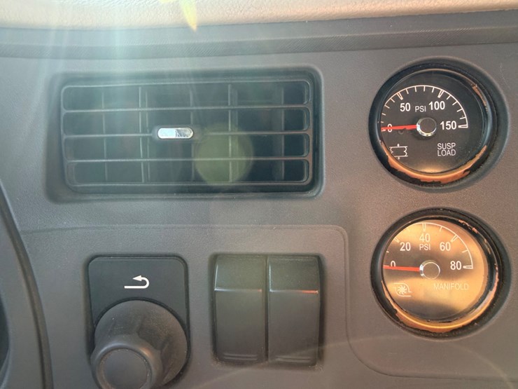 2021-peterbilt-579-image-123