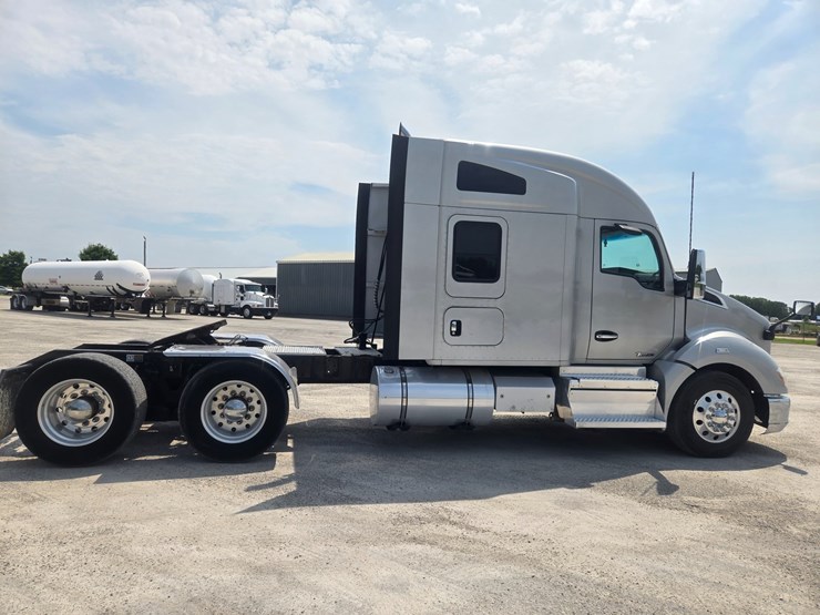 2019-kenworth-t680-image-15