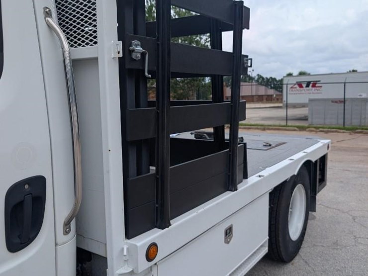 2011-freightliner-m2-stakebed-truck-image-10
